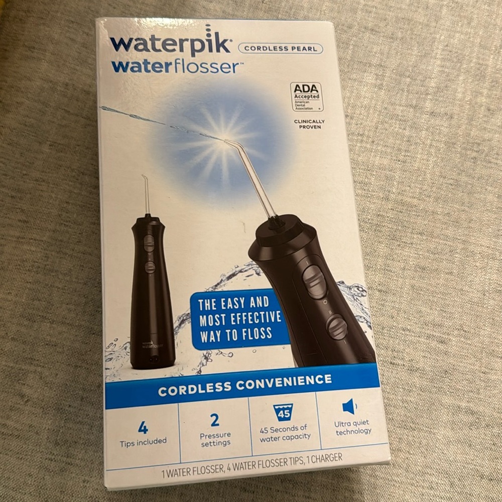 NEW Waterpik Black Cordless Water Flosser Rechargeable Portable 4 Flossing Tips